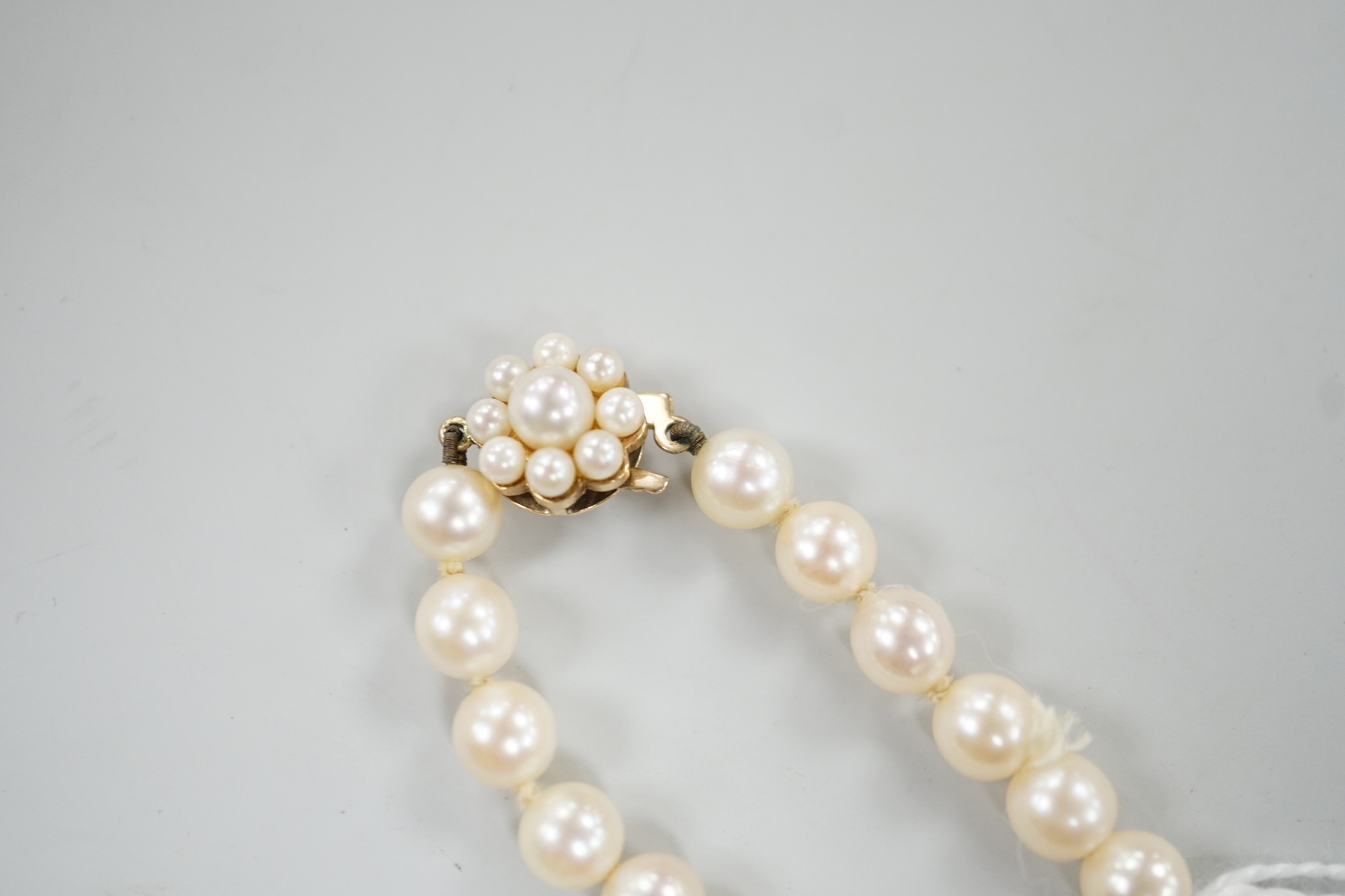 A single strand cultured pearl necklace, with cultured pearl cluster set 9ct gold clasp, 42cm.